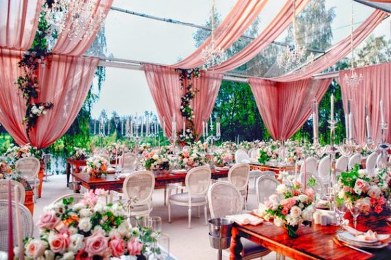 montaje de evento al aire libre decorado con tema rosa campirano