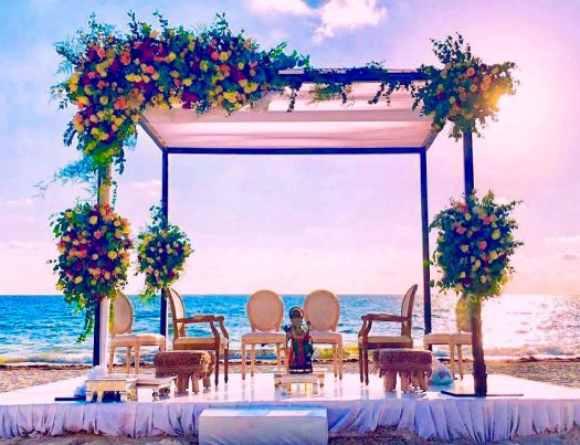 altar en cancún decorado con flores